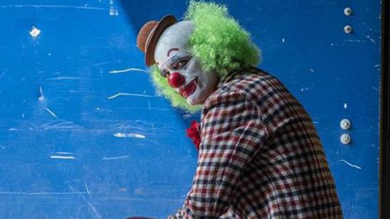Imagem da notícia Coringa: Alô, é do inferno? Joaquin Phoenix segue assustador em novas fotos dos bastidores