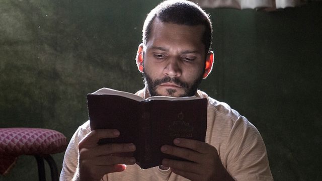 Imagem da notícia Homem Livre: Drama estrelado por Armando Babaioff ganha novo cartaz (Exclusivo)