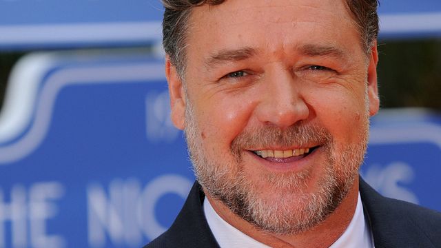 Russell Crowe se transforma por completo nas novas imagens de sua minissérie