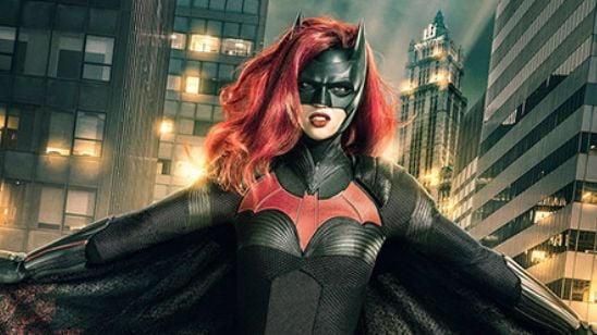 Imagem da notícia Ruby Rose defende a cidade como Batwoman em nova imagem do crossover do Arrowverse