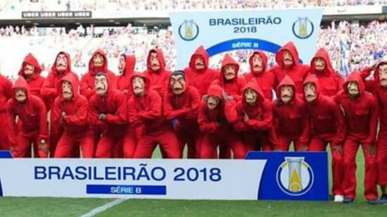 Jogadores do Fortaleza comemoram título da série B do Campeonato Brasileiro no estilo de La Casa de Papel