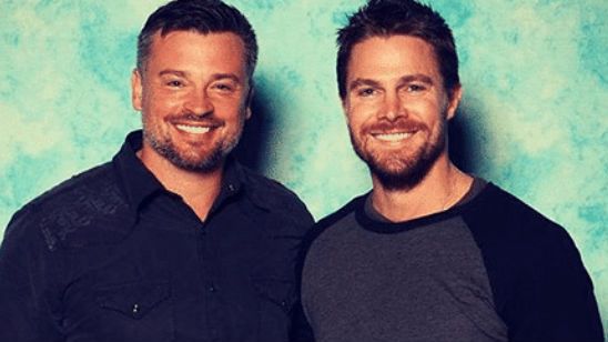 Imagem da notícia Arrowverse: Stephen Amell sugere crossover com atores de Smallville?