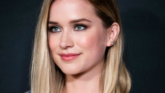 Imagem da notícia Você: Conheça a trajetória de Elizabeth Lail, a protagonista da série
