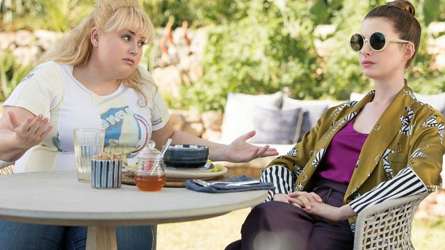Imagem da notícia Anne Hathaway e Rebel Wilson enganam geral no trailer de As Trapaceiras