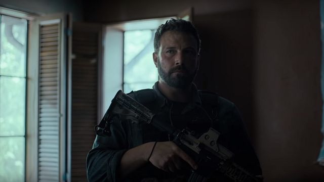 Imagem da notícia Operação Fronteira: Ben Affleck e Oscar Isaac vivem dois soldados faca na caveira no novo trailer do filme da Netflix