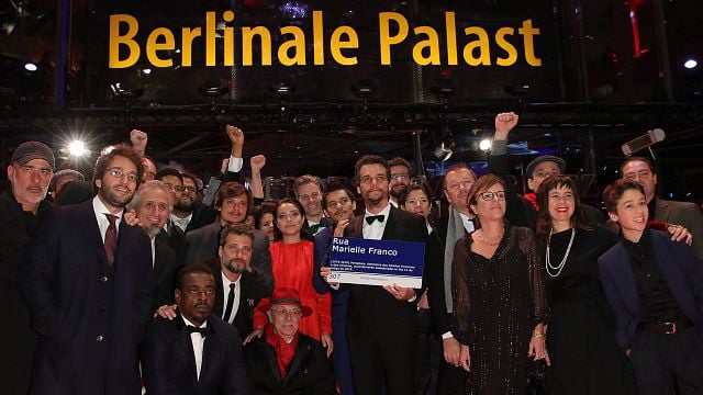 Imagem da notícia Festival de Berlim 2019: Wagner Moura exibe placa de Marielle Franco em tapete vermelho de Marighella