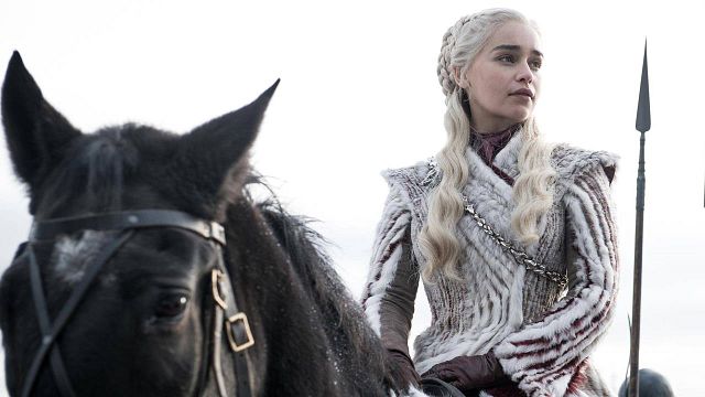 Imagem da notícia Emilia Clarke revela que sobreviveu a dois aneurismas durante os anos de Game of Thrones