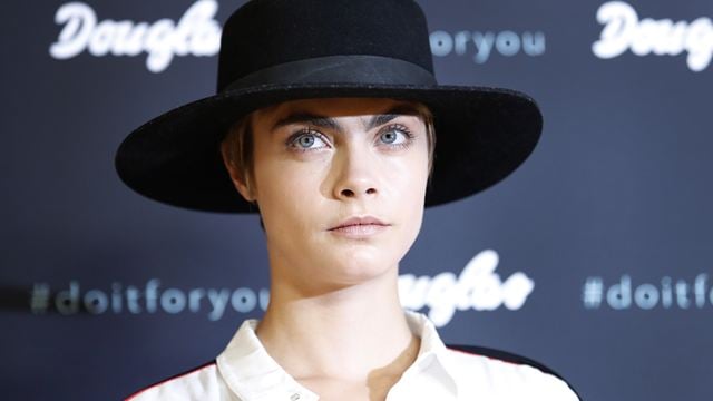 Cara Delevingne inspira escultura em galeria de arte