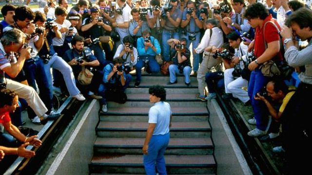 Imagem da notícia Diego Maradona: Jogador é ovacionado em trecho inédito de seu filme biográfico