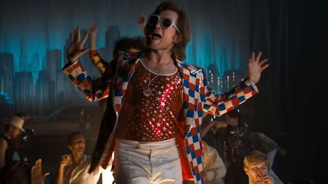 Imagem da notícia Rocketman: Taron Egerton canta hit de Elton John em novo vídeo promocional