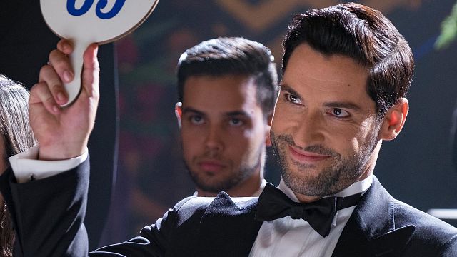 Imagem da notícia Lucifer: Tom Ellis amassa pão para promover a quarta temporada no Brasil