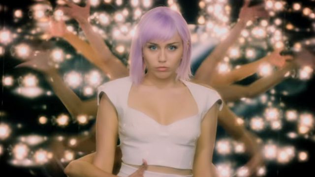 Imagem da notícia Black Mirror: Quinta temporada ganha data de estreia e trailer com Miley Cyrus