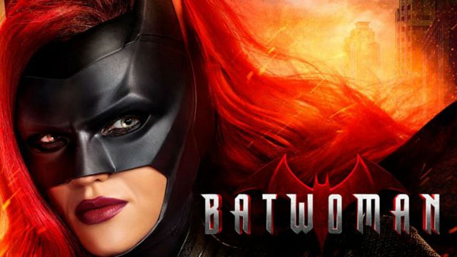 Imagem da notícia Batwoman: Ruby Rose se inspira no legado (e no uniforme!) do Batman em cena inédita
