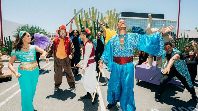 Imagem da notícia Will Smith, Mena Massoud e Naomi Scott recriam Aladdin no meio da rua
