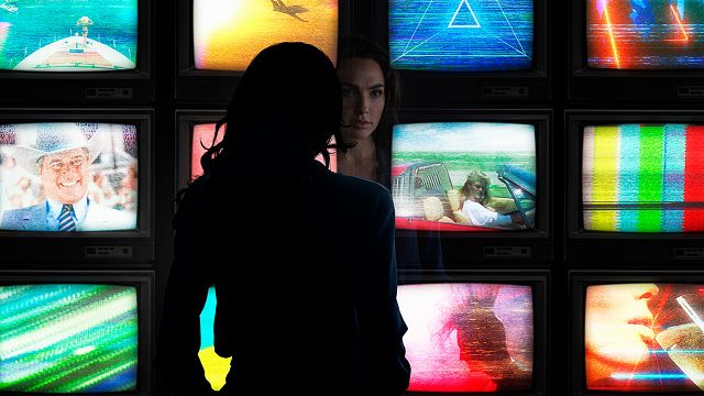 Imagem da notícia Mulher-Maravilha 1984: Gal Gadot aparece com novo visual em cartaz
