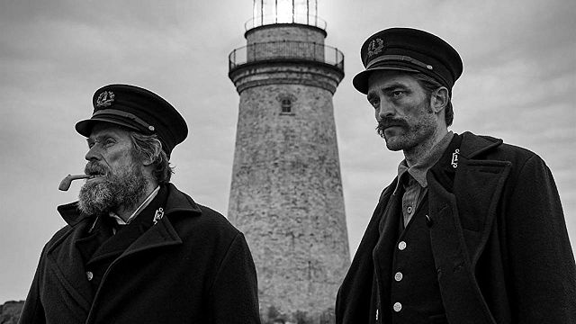 Imagem da notícia The Lighthouse: Robert Pattinson e Willem Dafoe enfrentam um clima perturbador no primeiro trailer 