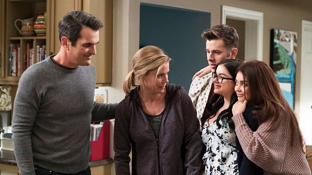 Imagem da notícia Modern Family: 10 anos depois, elenco recria foto da 1ª temporada 