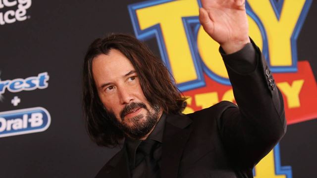 Keanu Reeves surge irreconhecível em bastidores de Bill & Ted 3