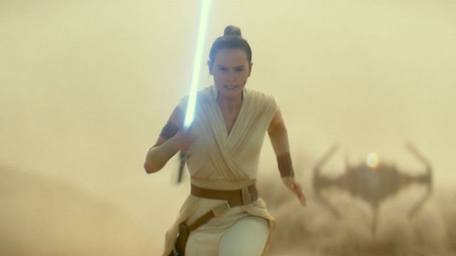 Imagem da notícia D23 2019: Star Wars - A Ascensão Skywalker ganha cartaz com Palpatine e luta de sabres de luz