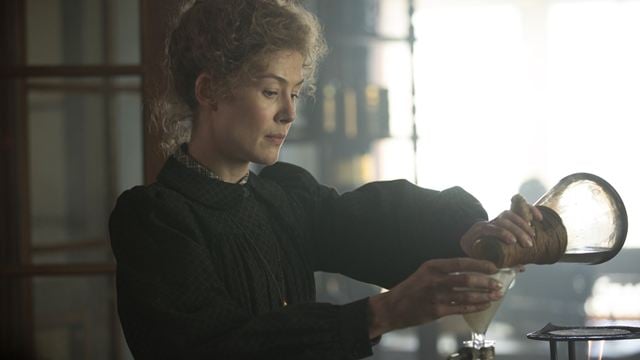 Radioactive: Rosamund Pike vive a cientista Marie Curie no trailer da biografia