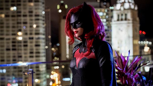 Batwoman: Ruby Rose revela que fez cirurgia de emergência após acidente no set de filmagens 