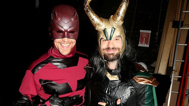 Tom Hiddleston e Charlie Cox invertem papéis e se fantasiam de Demolidor e Loki para o Halloween