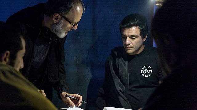 Imagem da notícia Carcereiros - O Filme: Rodrigo Lombardi recebe prisioneiro internacional em nova cena (Exclusivo)