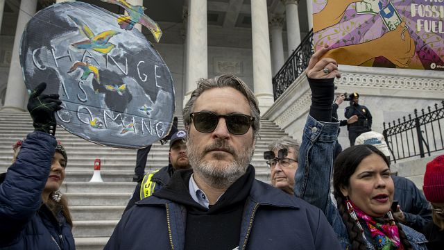 Imagem da notícia Joaquin Phoenix é preso em protesto liderado por Jane Fonda nos Estados Unidos
