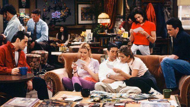 Jennifer Aniston surpreende fãs no set de Friends