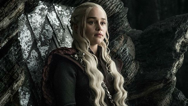 Imagem da notícia Emilia Clarke diz que Vingadores é "estúpido e bobo"