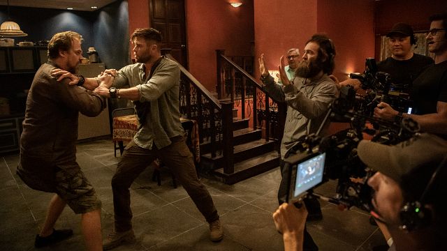Imagem da notícia Resgate: Chris Hemsworth aparece em cenas de ação em bastidores da Netflix