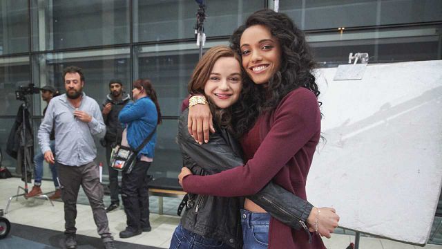 Imagem da notícia A Barraca do Beijo 2: Joey King e Maisie Richardson-Sellers tiveram intoxicação alimentar durante as filmagens