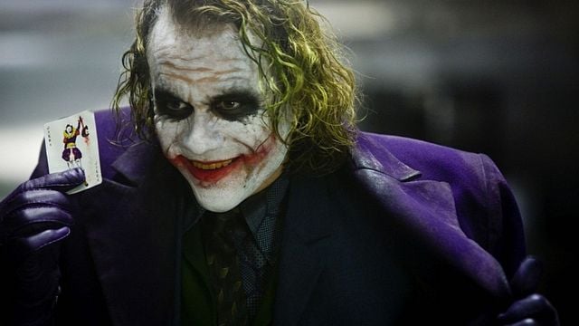 Imagem da notícia Batman - O Cavaleiro das Trevas: Warner Bros. cogitou em mostrar história de origem do Coringa no filme