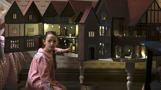 Imagem da notícia A Maldição da Mansão Bly: Casa de bonecas da Flora esconde um segredo bizarro