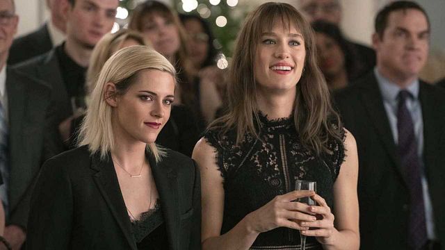 Imagem da notícia Happiest Season: Kristen Stewart opina sobre atores heterossexuais interpretarem personagens gays