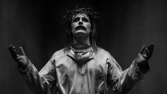 Imagem da notícia Liga da Justiça - Snyder Cut: Coringa veste coroa de Cristo em nova imagem polêmica