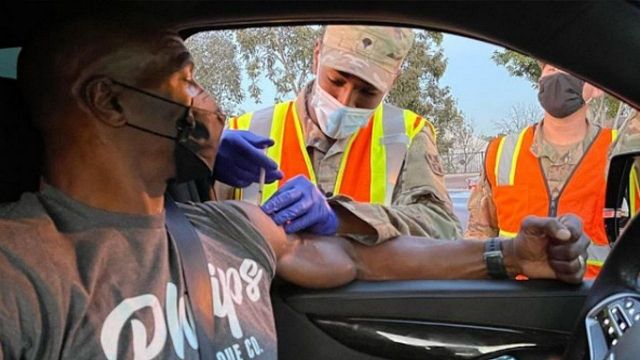 Imagem da notícia Terry Crews, de As Branquelas, recebe a vacina contra COVID-19