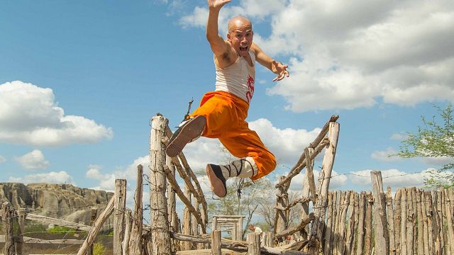 Imagem da notícia Sessão da Tarde de hoje (24/06): Em O Shaolin do Sertão, Edmilson Filho precisou passar por transformação radical; confira
