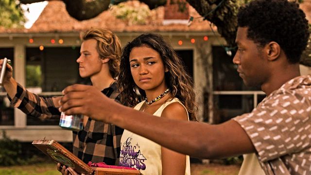 Imagem da notícia Outer Banks faz tributo à atriz em episódio da segunda temporada: Quem é Carol Sutton?