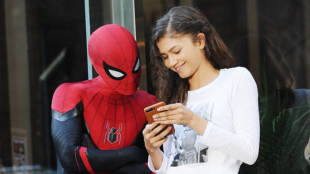 Imagem da notícia Homem-Aranha 3: Tom Holland divulga nova foto dos bastidores ao lado de Zendaya