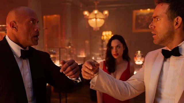 Imagem da notícia Alerta Vermelho: Ryan Reynolds explica como bater no The Rock e conseguir sobreviver para contar história 