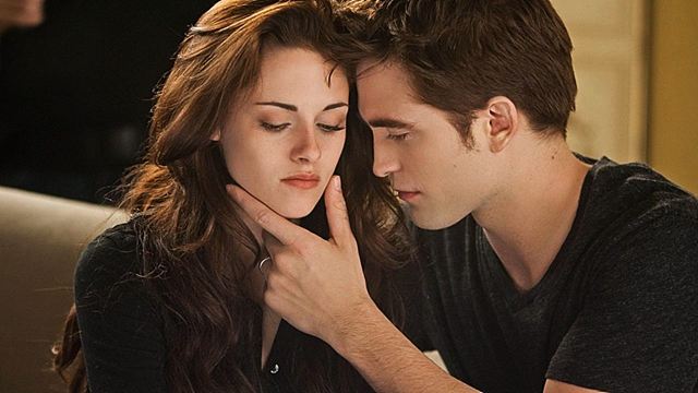 Crepúsculo: Robert Pattinson se empolgou demais em cena de beijo e sofreu ‘acidente’ no teste para o filme
