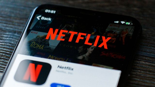 Imagem da notícia Após perder assinantes, Netflix vai ficar mais barata; entenda novo plano da plataforma de streaming
