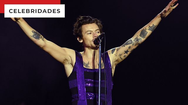 Imagem da notícia Harry Styles gastava 3 horas por dia escondendo suas tatuagens para gravar novo filme
