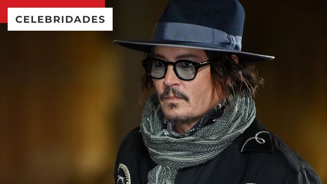 Johnny Depp faz aparição bizarra e surpreende em premiação 