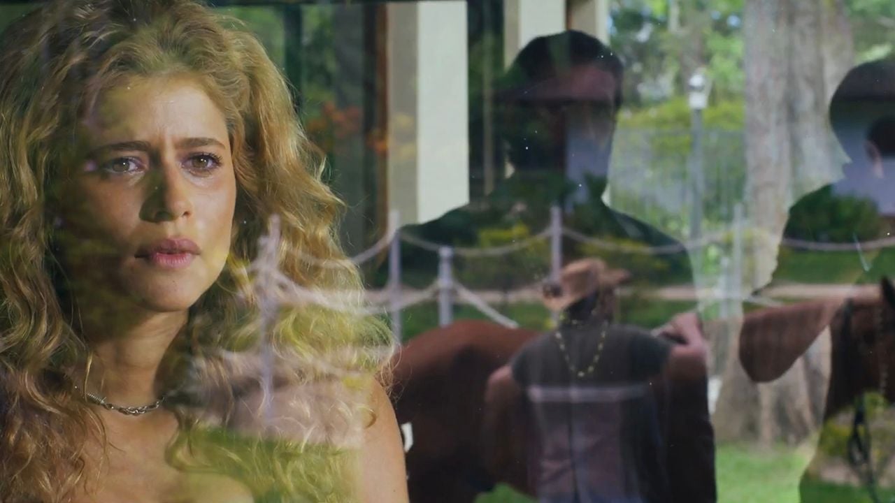 Roxelle (Isadora Cuz) é vigiada pelos capangas de Gerson (Enrique Díaz)