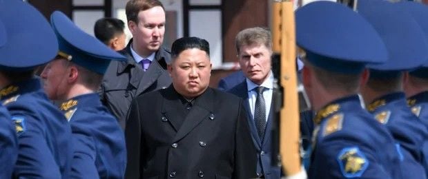 Kim Jong-un assiste a um desfile em Vladivostok, na Rússia.