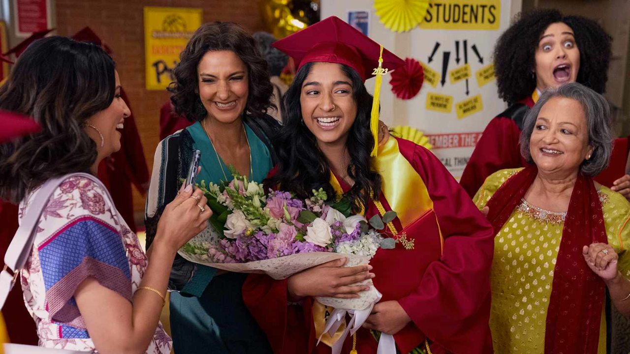 Devi (Maitreyi Ramakrishnan) em cena de Eu Nunca...