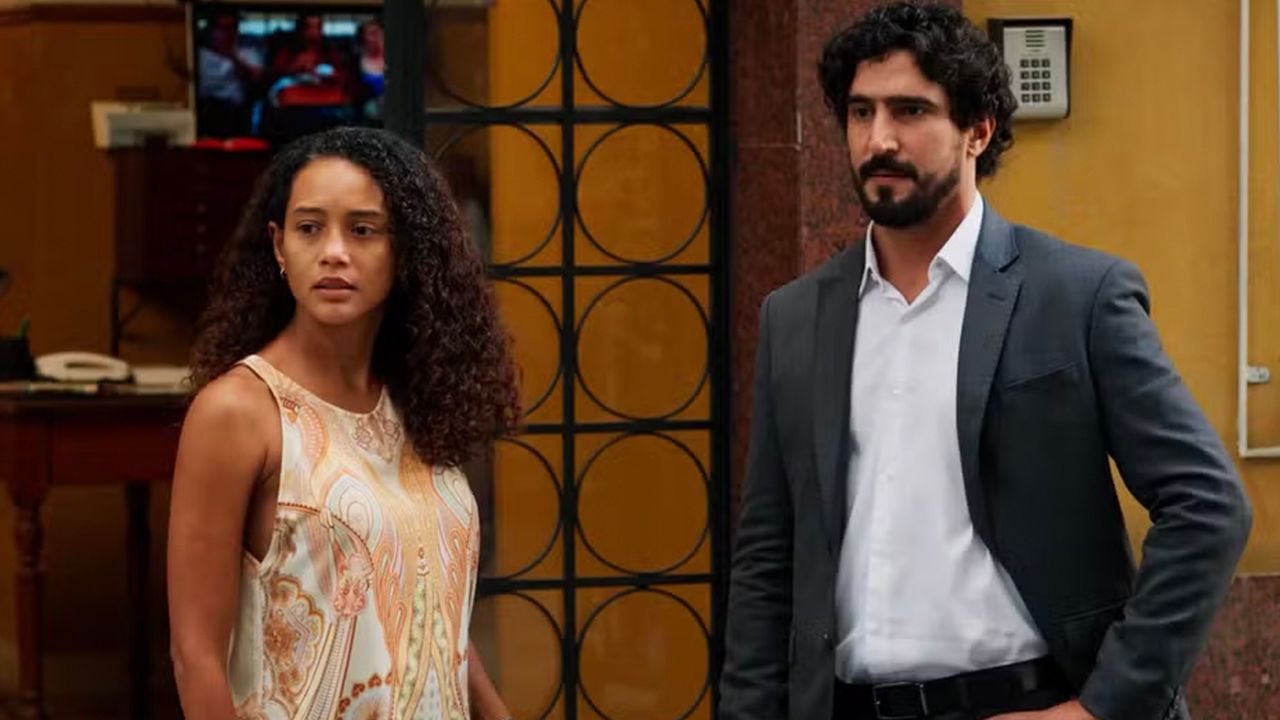 Raquel (Taís Araujo) é surpreendida por Heleninha (Paolla Oliveira)