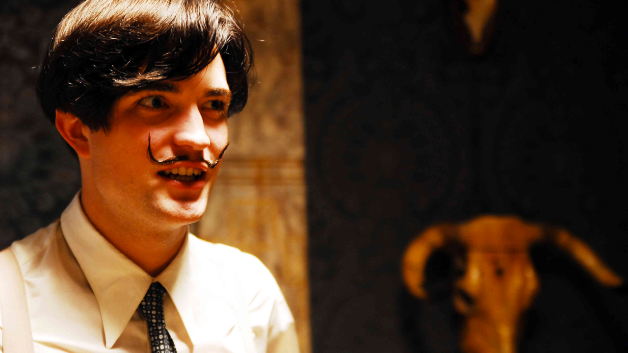 Robert Pattinson como Salvador Dalí em cena de Poucas Cinzas.